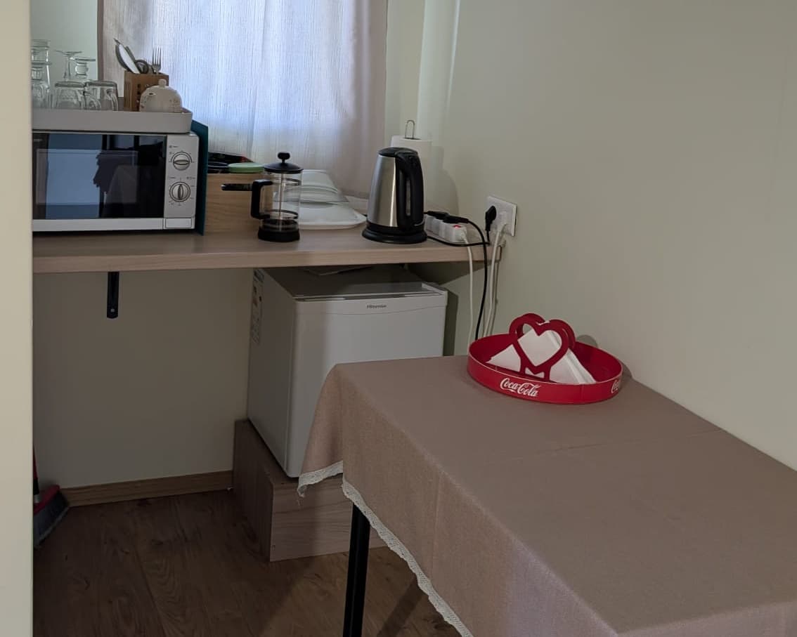 Virtuves stūrītis ar ledusskapi, mikroviļņu krāsni un tējkannu
